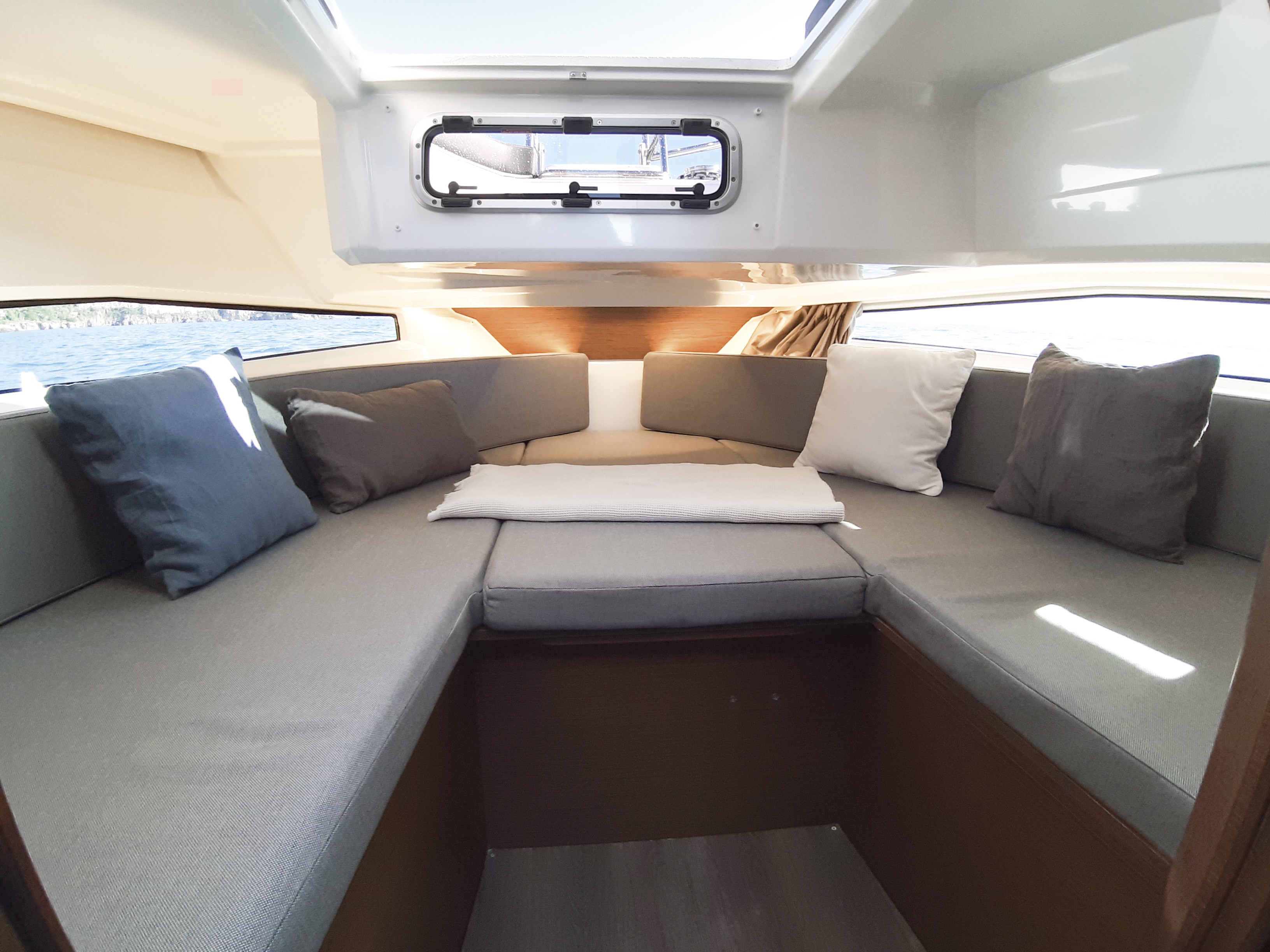 Lounge on Merry Fisher 895 Sport