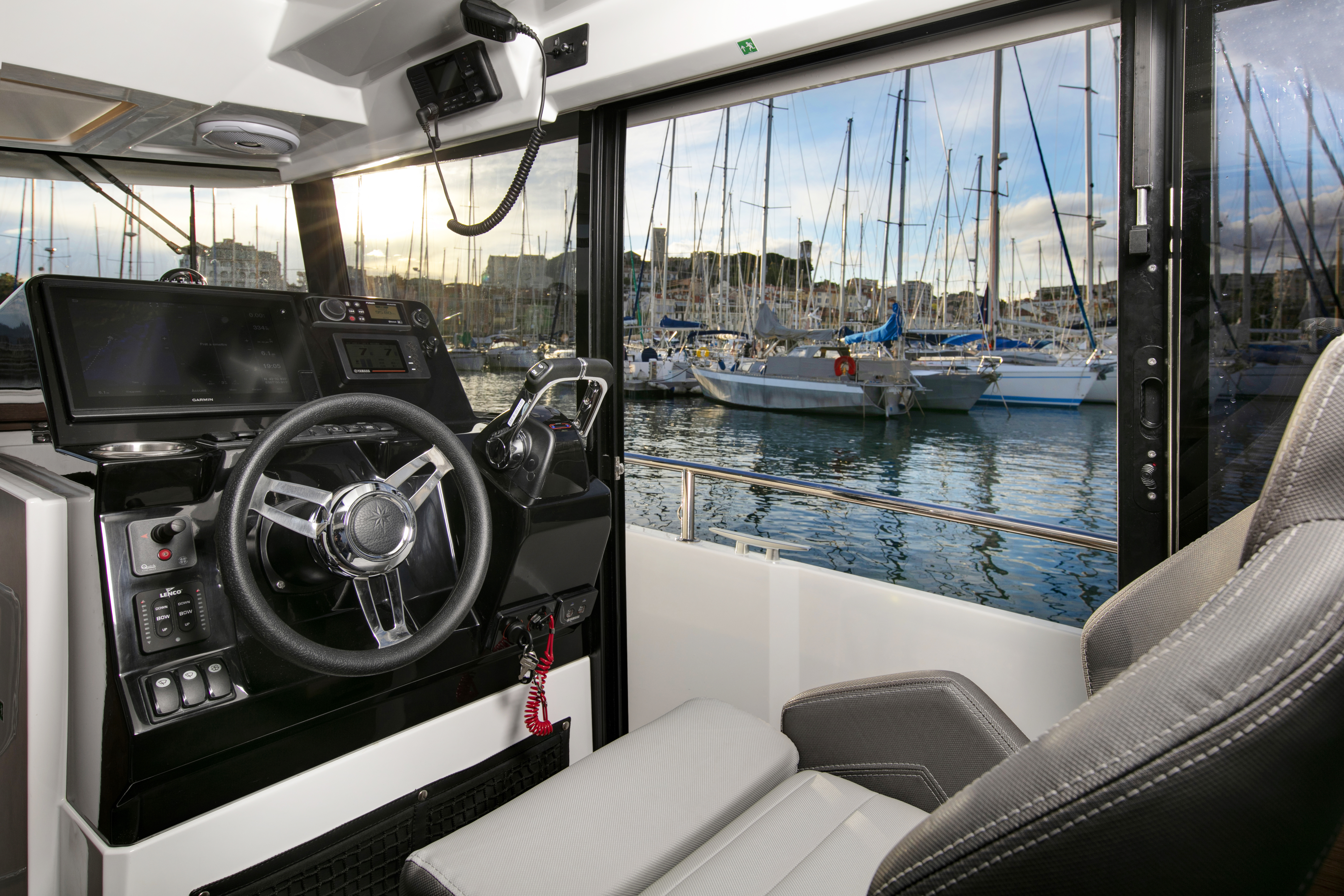 Driving seat of Merry Fisher 895 Sport